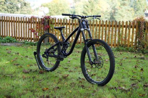 Rower DH z pełnym zawieszeniem NSbikes Fuzz 29 2, L - ROKYTNICE beżowa obudowa