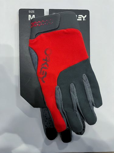 Rękawiczki Oakley OFF Camber z pełnymi palcami, czerwono-czarne